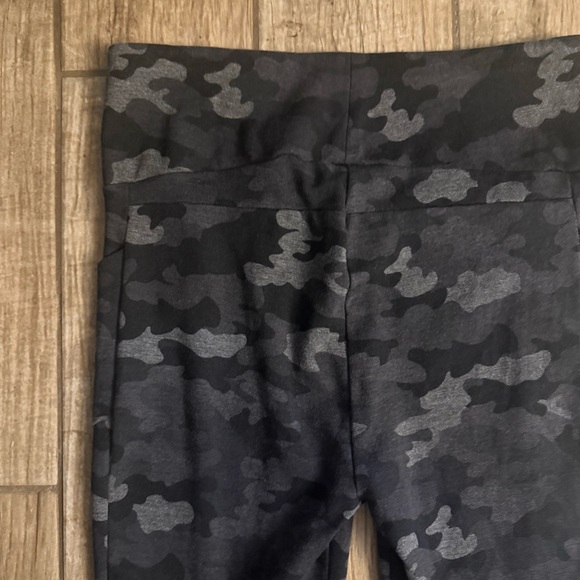 CAbi 3931 ATC Camo Leggings Size Medium - Picture 8 of 8